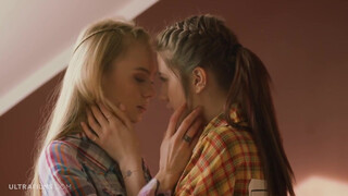 UltraFilms - Nancy Ace és Leah Maus kinyalják egymást