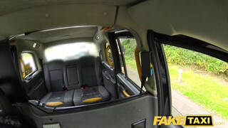Fake Taxi - Nagy cicis milf megkúrva a hátsó ülésen