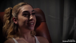 Gangbang creampie - világos szőke csajszi alig kap levegőt a faszoktól