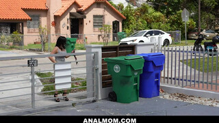 Nadia White fiatal sráccal szexel - Anal mom