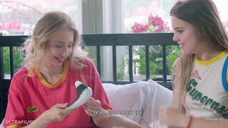 ULTRAFILMS Hazel és Anna Di kipróbálnak egy új szexjátékot