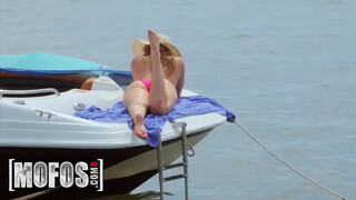 MOFOS - Kezie Madison húsos pici pinája