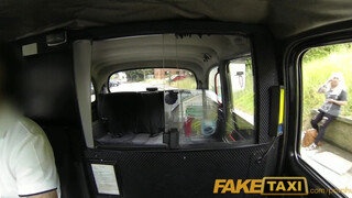 Faketaxi - szőrös pinájú milf csajszi baszik egyet