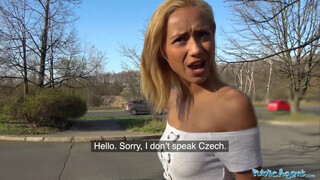 Public Agent - Veronica Leal meghágva az erdőben
