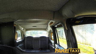FakeTaxi - Chelsey Lanette a nagy keblű szöszi
