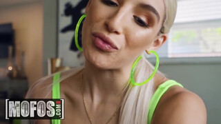 MOFOS - Abella Danger szőrös puncija megdöngetve