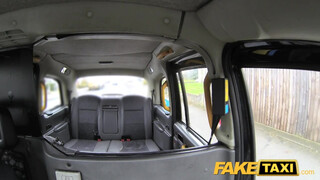 Fake Taxi - Holly Kiss a csöcsös üzletasszony