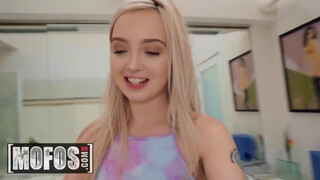 MOFOS - Lexi Lore rendesen popóba dugva