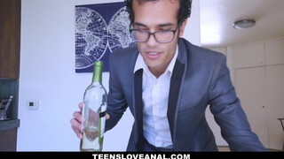 Teens Love anal - szexi lány felkínálja a picsáját