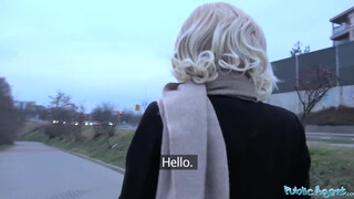Public Agent - világos szőke fekete lány és a vastag dákó