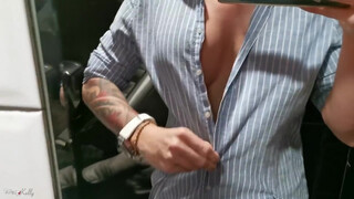 Wet Kelly - Felizgult milf a mosdóban