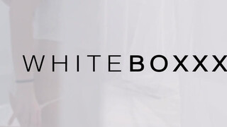 WhiteBoxxx - Silvia Dellai és Erika barátnője hármasban