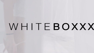 WhiteBoxxx - selymes bőrű barna csajszi