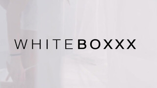WhiteBoxxx - Lola Myluv szexin ujjazza magát