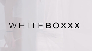 WhiteBoxxx - Little Caprice saját magát kényezteti