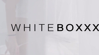 WhiteBoxxx - nagymellű tinicsaj az takaró alatt peckezik