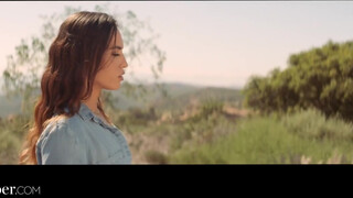 Deeper - raszta hajú stoppos csajszi