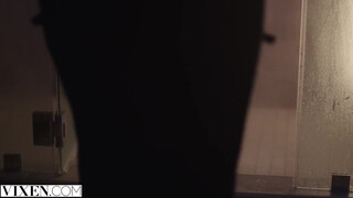 VIXEN - Allie a szexi világos szőke milf
