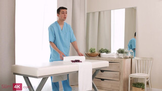 Slim4K - Polly White felizgult a masszőrre
