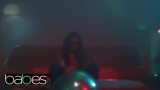 BABES - Elena Koshka csodás kerek feneke