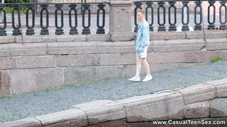 Casual Tini Sex - szemüveges csajszin csak a cipő marad