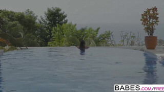 Babes - szexi enyelgés a medencében