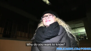 PublicAgent - Szexi szemüveges szöszi