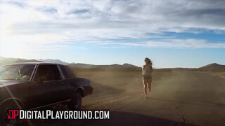 Digital playground - Katrina Jade beleül a farokba