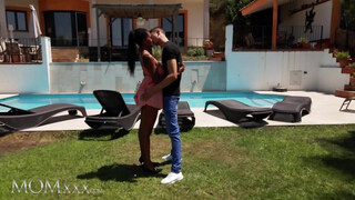 MOMxxx - Tina Fire a nagy cicis barna milf