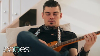 Babes - Mia Evans baszik a gitáros sráccal