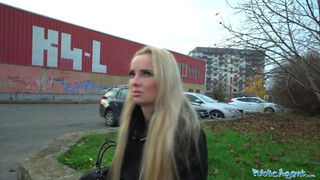 Public Agent - Victoria Pure muffjába betolja a srác