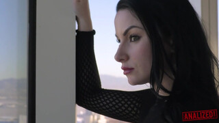 análized - Veruca James fenekébe barna dákót nyomnak be