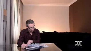 Óriás cicis tini barátnő