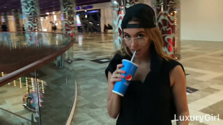 Luxury Girl a plázában szop