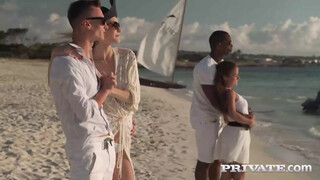 Private com - Anita Bellini és Belle Claire négyesben
