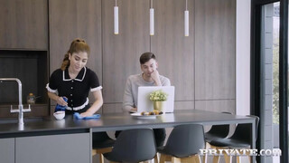 Private com - Marina Gold a nagy seggű szobalány