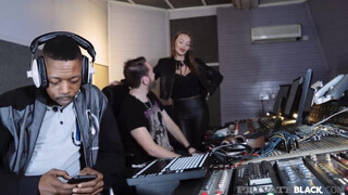 PrivateBlack - Stacy Cruz élvezi a nagy faszt