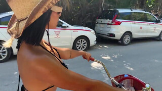 Daniela Antury beleül a farokba