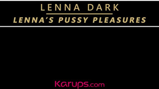 Lenna Dark egy nagy dildóval maszturbál