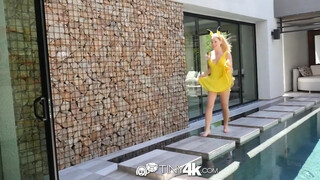 Tiny4k - Raylin Ann a pokémon jelmezes lány