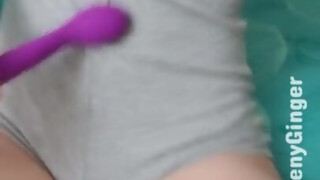 TeenyGinger szőrös pinája izgatva