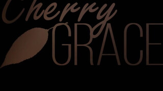 Cherry Grace lovagol a csávóján