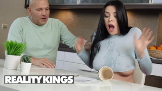 REALITY KINGS - Kira Queen a szomszéd pasival dug