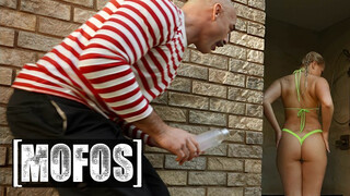 MOFOS - Harley King a szexi világos szőke tini lány