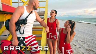 BRAZZERS - MacKenzie Mace és Kylie Rocket a szexi vízimentő csajok