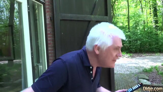 Gyönyörű csaj szereti idősebb férfiakkal a szexet és érezni a farkukat magában