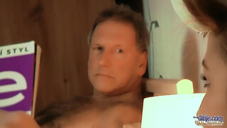Öreg pornó - tini csaj bula tömve öreg férfi farkával és golyónyalás