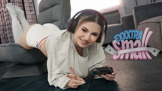 Kis tini csaj Aria Banks rajtakapja magas mostohabátyját Chris Epicet, ahogy a szobájában simogatja a kemény farkát
