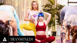 Emma Rose transz jógaoktatót lefülelik, ahogy Jewelz Blu-t simogatja egy vad jógaórán!