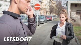 Lenyűgöző turista Silvia Dellai mélyen átélve egy helyi srác szenvedélyes dugását